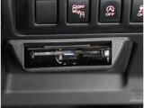 全国高速道路の約1,700ヵ所に設置された通信アンテナ「ITSスポット」とETC2.0対応車載器、カーナビが、高速大容量のDSRC通信方式によって双方向通信することで、多彩なサービスを実現しています。