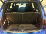 ゆったりとしたトランクルームでございます。たくさんのお荷物の車載が可能でございます。