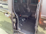 座面を跳ね上げれば、後席が背の高い空間に。駐車場などで後ろが狭く、テールゲートが開けられない時に、横から積みやすい「もうひとつの荷室」になるなど、アイデア次第で使い方が広がります。