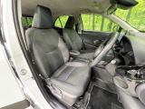 運転席まわりには十分なスペースがあり、大柄な方でもゆったり運転していただける環境です。