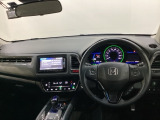 車内は光触媒抗菌消臭施工済です。スタイリッシュなデザインでスポーティなインパネ周りを演出します。グローブボックスやカップホルダーのほかにトレーなどたくさんの収納スペースが付いています。