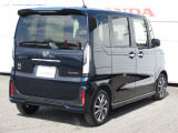 縦長のリアコンビネーションランプを採用。ボディーサイドから流れるキャラクターラインをテールゲートへとつなぐデザインにより、統一感を持たせています。