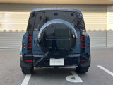 一度見たら忘れられないデザイン。どの角度から見ても個性が際立ち、テールランプのきらめきが奥行きを感じさせます。