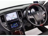 使いやすさや安全性を追求したステアリング周り!高級車ゆえにスイッチ類が多いのも特徴ですね!考え尽くされた配置ですぐに使いこなす事が出来ますのでご安心下さい!是非、体感してみて下さい!!