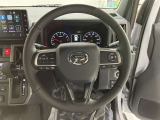 ステアリングから手を離さず、運転に集中したままオーディオ等の操作ができます。