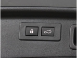 スイッチひとつで電動開閉できるパワーリヤゲート。リヤゲートを閉めると同時に全ドアを施錠するロックシステムも採用。スイッチひとつで「閉める」と「施錠」の操作を一度に行えて便利です。