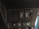 【両側パワースライドドア】両側がパワースライドドアになっており、運転席のスイッチやスマートキーでも開閉が可能です!開口部も広いので乗り降りも楽々♪