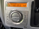 【オートエアコン】一度お好みの温度に設定すれば、車内の温度を検知し風量や温度を自動で調整。暑い&hellip;寒い&hellip;と何度もスイッチ操作をする必要はありません。快適な車内空間には必須の機能ですね♪