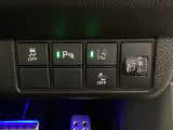 ハンドルの右側にはヘットライトリベライザーとHondaセンシング用のメインスイッチがついています。ヘッドライトリベライザーは道路状況や積荷の加重に応じてライトの高さを調節できます。