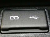 充電用USB端子付き。スマートフォンなどの充電に便利です。