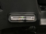 ハンドルの左下にETCがついています。高速道路の料金所の通過も楽々です。 カードの取り出しもしやすい場所についています。