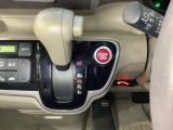 CVT車のセレクトレバーです。低速から高速まで、変速ショックのないスムーズな走りを実現するとともに、エンジン効率のよい領域を維持することで燃費にも貢献します。