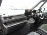 ★助手席周辺★ダッシュボードには豊富な収納BOXがありいつもすっきりとした車内!ほしい場所にちょうど良い収納を備えています。大きなフロントガラスによって見晴らしも良く快適な座り心地となっております