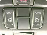 【両側パワースライドドア】スマートキーや運転席のスイッチで後席両側スライドドアの開閉が可能♪電動だから力を入れてドアを開ける必要が無く、小さなお子様でも簡単に開け閉めでき快適です♪