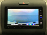 ギヤをR(バック)に入れるとナビの画面に後ろの映像が映るリアカメラ付です。後退時、コンディションが悪い視界でもカラーバックモニターがドライバーをサポートします。
