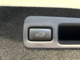 【パワーバックドア】スマートキーや運転席のボタンを押すだけでリアゲートが自動で開閉します!荷物を持っている時や、高い位置にあるバックドアを閉める際に便利な機能です♪