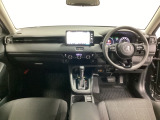 車内は光触媒抗菌消臭施工済です。スタイリッシュなデザインでスポーティなインパネ周りを演出します。グローブボックスやカップホルダーのほかにトレーなどたくさんの収納スペースが付いています。