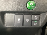 Hondaセンシング用の、VSA(ABS+TCS+横滑り抑制)解除と路外逸脱抑制機能のオンオフスイッチなどはハンドルの右側に装備しています。燃費に役立つECONボタンもここです。