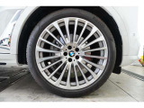 BMW承認の純正タイヤを装備しております☆お問合せ(無料ダイヤル)0078-6002-613077迄お待ちしております。大阪府吹田市芳野町5-55 毎水曜、第二・第三火曜日定休 営業時間10:00〜18:00