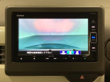ギヤをR(バック)に入れるとナビの画面に後ろの映像が映るリアカメラ付です。後退時、コンディションが悪い視界でもカラーバックモニターがドライバーをサポートします。