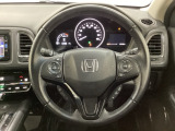ハンドルにHondaセンシング系のクルーズコントロールやレーンキープアシストなどのスイッチと、オーディオの操作スイッチが装備されています。ハンドルから手を離さず安全に操作できます。