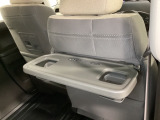 運転席・助手席の背もたれには、2列目シート用にカップホルダー付きの「格納式のシートバックテーブル」を装備しています。休憩時のちょっとした時間などカップを置いたり、小物置きに使えて便利です。