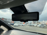 スマートルームミラー:車両後方のカメラ映像をミラー面に映し出すので、車内の状況や、天候などに影響されずいつでもクリアな後方視界が得られます。