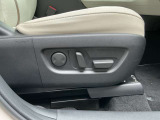 運転席は10Wayの電動シートになっています。ドライバーの体格に合わせたドライビングポジションを設定出来ます。また、2人分のポジションをメモリー出来るのでいつでも自分のポジションに戻せます♪