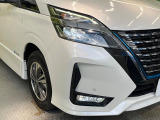 【LEDヘッドライト】悪天候や夜間走行時も良好な視界を確保し安心して運転できる高輝度LEDヘッドライトを装備!点灯速度が早く、消費電力も抑えられています。