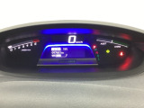 中央にデジタル表示のスピードメーターを配したハイブリット専用メーターになっています。中央のインフォメーション画面で燃費などの情報を確認できます。