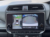 車を空から見たような映像が映る、アラウンドビューモニターで車両周辺の安全確認も一目でできます!小さなお子様や障害物も確認できるので、運転のし易さだけではなく事故防止にも役立ちます♪
