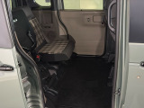 後席をはね上げれば、「もうひとつの荷室」が生まれます。