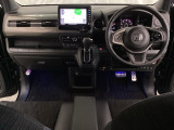車内は光触媒抗菌消臭施工済です。スタイリッシュなデザインでスポーティなインパネ周りを演出します。グローブボックスやカップホルダーのほかにトレーなどたくさんの収納スペースが付いています。