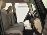 女性でも運転がしやすいように、シートの高さ調整機能(シートリフター)がついています。運転席と助手席の間が空いている為、助手席側への移動がスムーズです。交通量の多い道でも助手席側から乗り降りができます。