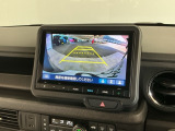【バックカメラ】運転が苦手な方も車庫入れラクラクです!ギアをリバースに入れれば自動的に切り換わりますので、面倒な操作は不要です♪狭い駐車場もお車を傷つけず安心ですね!