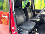 運転席まわりには十分なスペースがあり、大柄な方でもゆったり運転していただける環境です。