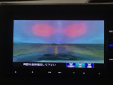 【バックカメラ】運転が苦手な方も車庫入れラクラクです!ギアをリバースに入れれば自動的に切り換わりますので、面倒な操作は不要です♪狭い駐車場もお車を傷つけず安心ですね!