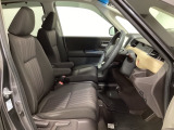 女性でも運転がしやすいように、シートの高さ調整機能(シートリフター)がついています。広い足元にゆったり座れるシートには肘掛も装備しており長距離の運転でも疲れにくいシートです。