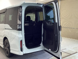 【わくわくゲート】タテはもちろんヨコにも開き、ちょっとした荷物を積む時にもとても便利♪人やペットの乗り降りもスムーズにできます♪