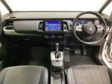 車内は光触媒抗菌消臭施工済です。スタイリッシュなデザインで暖かみのあるインパネ周りを演出します。グローブボックスやカップホルダーのほかにトレーなどたくさんの収納スペースが装備されています。