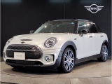 MINIのフロントグリルのデザインはイギリスで生まれた当初から、シルバーのサイドバーが折り重なった伝統的なデザインで御座います。その伝統はBMWのお車になってからでも少しずつ形を変えて守られております