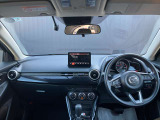 フロントピラーの位置を従来よりも後方にレイアウト。運転席からの視界の広がりを向上。車両の周囲の状況を、いち早く知ることで、安全に運行できます。