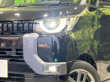 【LEDヘッドライト】悪天候や夜間走行時も良好な視界を確保し安心して運転できる高輝度LEDヘッドライトを装備!点灯速度が早く、消費電力も抑えられています。