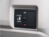 【片側電動スライドドア】ボタンを押すだけで片側のスライドドアの開閉が可能。もちろんキーからの操作も可能。お子様を抱いている時・両手いっぱいの荷物を持ってる時など非常に役立ちます。