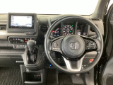 【ハンドル】運転にかかわる様々な操作を安全に行えるように視点移動が少なく操作性に配慮されたスイッチ類が凝縮されたコックピットです。