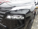 【アダプティブLEDヘッドライトシズテム】車両を検知し、LEDヘッドライトが対向車や先行車を照射しないように自動でハイビームの照射範囲を切り替えます。