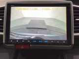 ギヤをR(バック)に入れるとナビの画面に後ろの映像が映るリアカメラ付です。後退時、コンディションが悪い視界でもカラーバックモニターがドライバーをサポートします。