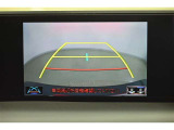 バックガイドモニター(バックモニター)付き。車両後方の映像をナビ画面に表示し、駐車などの後退操作をサポートします。