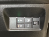 ハンドルの右側にはヘッドライトレベライザーとHondaセンシング用のメインスイッチがついています。ヘッドライトレベライザーは道路状況や積荷の加重に応じてライトの高さを調節できます。