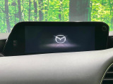 【8.8インチマツダコネクト】車内の雰囲気にマッチした大型のディスプレイ。スマホ接続でのナビ使用やBluetooth再生等、様々な機能が楽しめます。直感的なダイヤル操作が可能で、使い勝手も良好です。